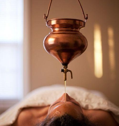 Le Shirodhara est une pratique de la médecine ayurvédique qui consiste à verser doucement un filet d'huile chaude sur le front, plus précisément sur le point entre les sourcils, appelé le "troisième œil". Cette méthode vise à apaiser le système nerveux, à réduire le stress et à favoriser un état de relaxation profonde.