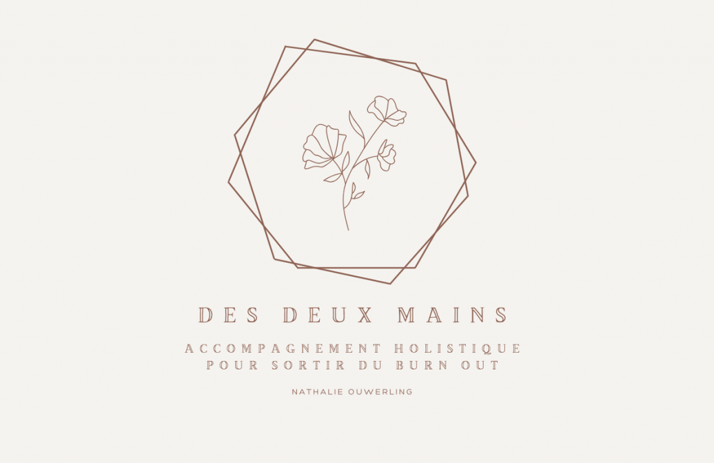Le logo du site "Des Deux Mains" représente une fleur stylisée, délicatement ouverte, symbolisant le soin attentif et personnalisé. La fleur évoque à la fois la prise en charge naturelle et l'adaptation des soins aux besoins individuels, ce qui reflète bien l'engagement du cabinet à offrir des soins sur mesure, que ce soit à travers les massages ayurvédiques, le reiki ou d'autres techniques naturelles. Cette image incarne l'idée d'accompagnement et de bien-être personnalisé.