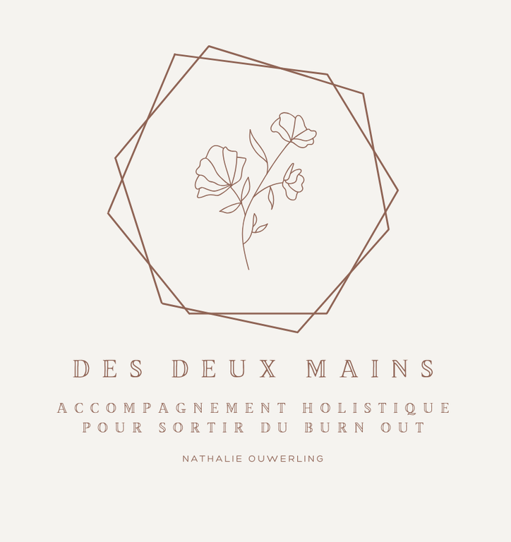 Le logo du site "Des Deux Mains" représente une fleur stylisée, délicatement ouverte, symbolisant le soin attentif et personnalisé. La fleur évoque à la fois la prise en charge naturelle et l'adaptation des soins aux besoins individuels, ce qui reflète bien l'engagement du cabinet à offrir des soins sur mesure, que ce soit à travers les massages ayurvédiques, le reiki ou d'autres techniques naturelles. Cette image incarne l'idée d'accompagnement et de bien-être personnalisé.