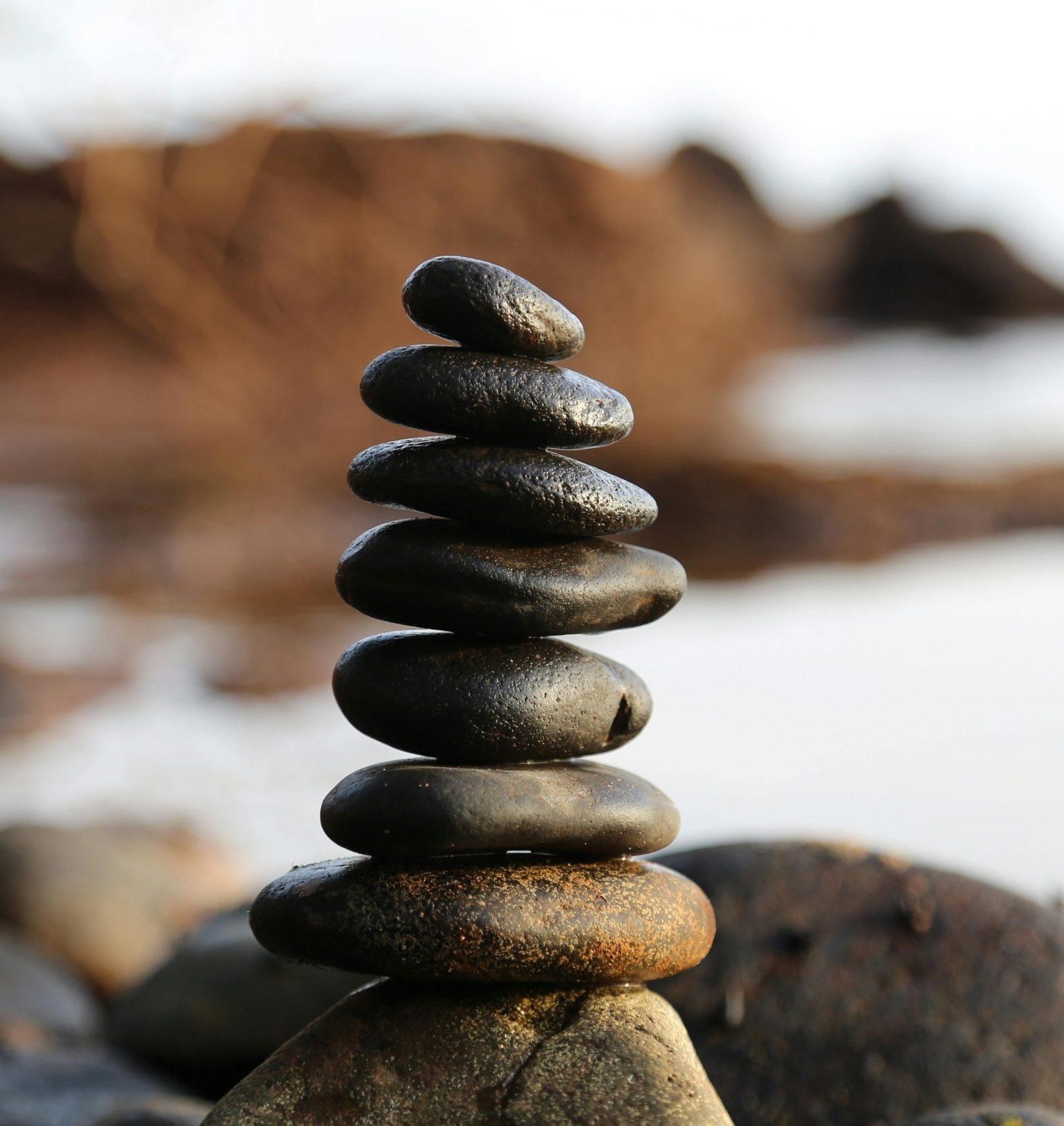 Une tour de galets empilés les uns sur les autres, chaque pierre étant soigneusement équilibrée pour symboliser la stabilité et l'harmonie. La tour, souvent associée à la sérénité et à l'équilibre, représente ici l'engagement et la continuité d'un abonnement. Le contraste entre les tailles et les formes des galets souligne l'idée d'un soutien progressif et durable, évoquant la fiabilité et l'attention portée à chaque étape du service de massage bien-être ou se soins énergétiques auquel on s'abonne, à Lunel-Viel, près de Lunel, entre Nîmes et Montpellier.